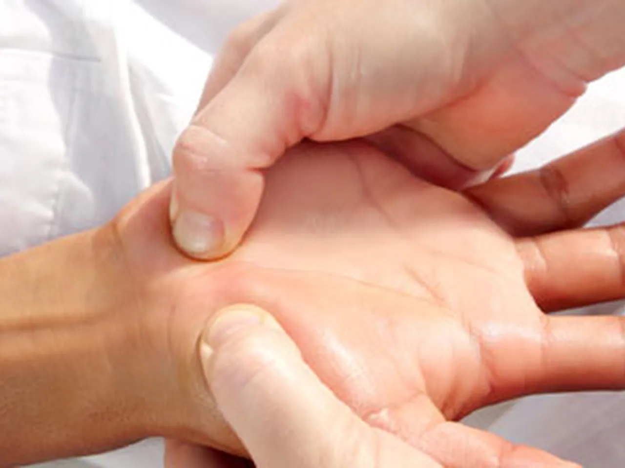 Chinesische Manuelle Therapie an der Hand